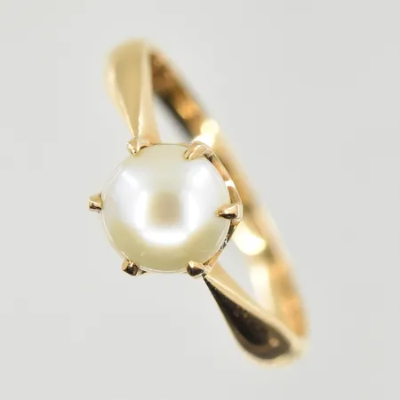 Ring med odlad pärla Ø6 mm, stl 17¾, bredd 2-7 mm, 14K. Vikt: 2,3 g