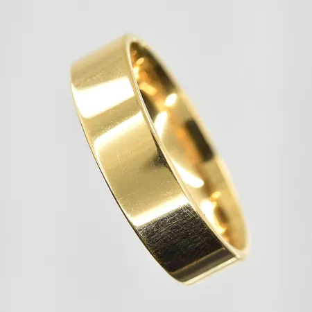 Ring, stl 20½, bredd 6 mm, gravyr, 18K. Vikt: 7,8 g