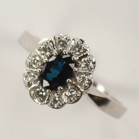 Ring vitguld med 10 diamanter ca 0,01ct/st och blå sten stl ca 17 18K 3,6g 