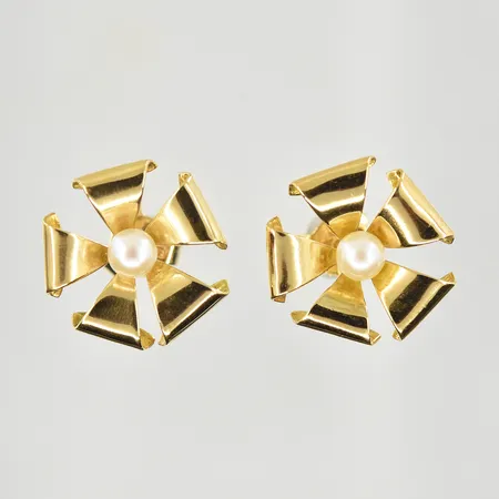 Ett par örhängen med odlade pärlor, Ø15 mm, 18K. Vikt: 2,9 g