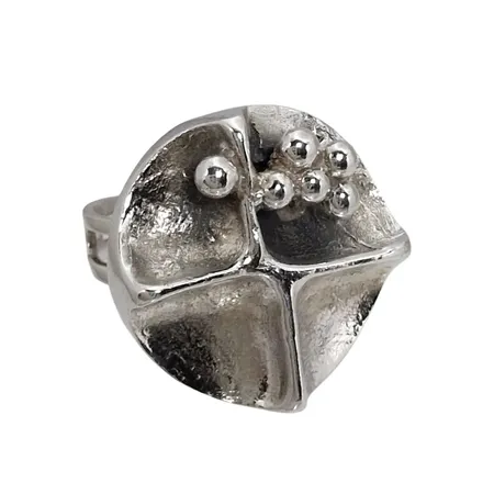 Retro Ring Finland 1970-tal, design ALPO TAMMI KORU, silver 925/1000, Ø17½ mm, justerbar skena, bredd 5,5 mm, dekor Ø23 mm, tillverkad för Örneus (OÖG) Guldsmeds AB Stockholm 1974, svensk kontroll/importstämpel på skenans utsida, fint skick  Vikt: 9,2 g
