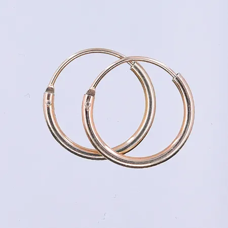 Ett par örhängen, Ø12 mm, bredd 1 mm, 18K. Vikt: 0,7 g