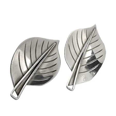 Retro Örhängen 1950-tal, ett par, silver (sterling, 925/1000), ATELJE WALDEMAR JONSSON - SKARA 1956, båda även signerade med namnet i skrivstil, större modell, mått 28x18 mm, skruvmodell, mycket fint skick  Vikt: 4,5 g