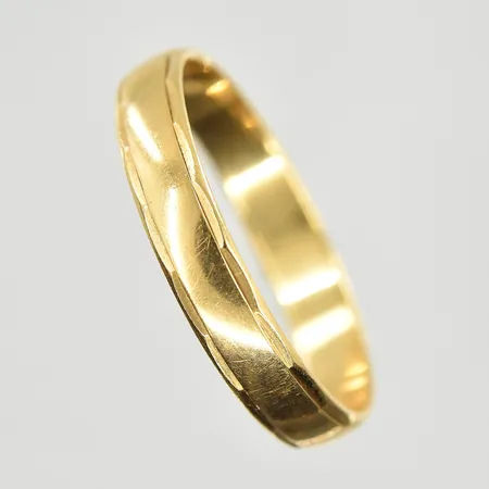 Ring, stl 20¼, bredd 4 mm, gravyr, 18K. Vikt: 3,3 g