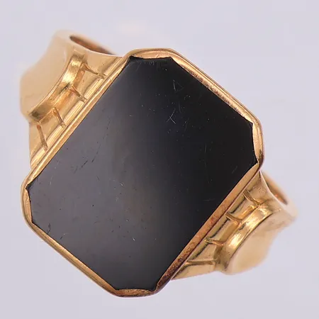 Klackring, onyx, stl 19½, år 1951, gravyr, 18K Vikt: 4,8 g