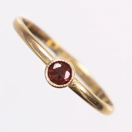 Ring med röd sten, stl 18½, bredd 1-4mm, 18K Vikt: 1,2 g