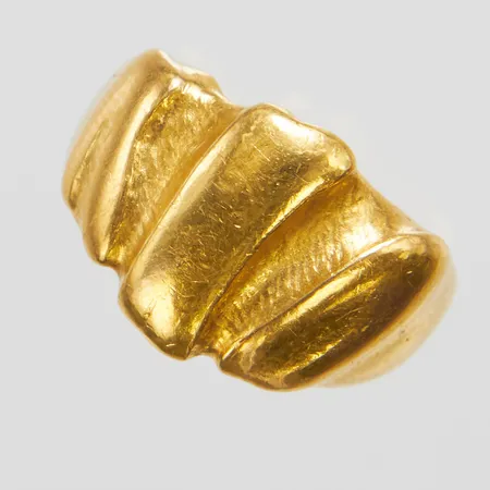 Ring, Ø14¼, bredd: 3,5-12mm, delvis borstad yta, repig, svenska stämplar, 23K Vikt: 12,1 g