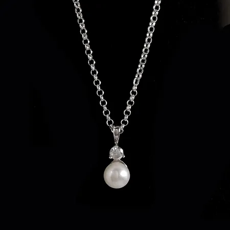 Halskedja Ärtlänk med Hänge, silver, odlad sötvattenspärla (Ø8 mm) & Cubic Zirkonia, kedja (Guldfynd), längd 65 cm, bredd 2,2 mm, hänge längd 20 mm, bredd 8 mm, fint skick, sparsamt använd, stenar utan anmärkning   Vikt: 6,6 g