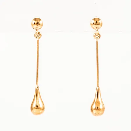 Hängande örhängen i 18K guld. Långa droppar. De är 22,5 mm långa, 3,2 mm bred och väger 0,6g. Snurrebussar saknas, men nya i plast medföljer. 