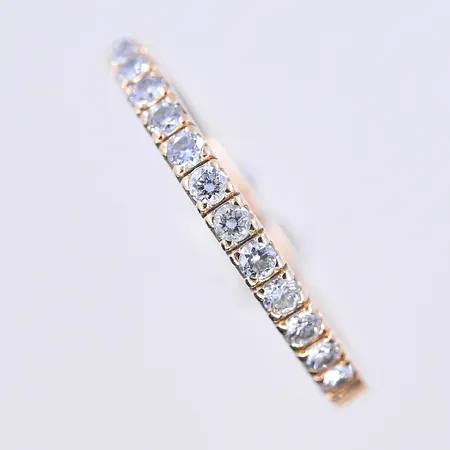 Ring med diamanter 0,28ctv, stl 17½, bredd 2 mm, graverad, 18K. Vikt: 2,4 g
