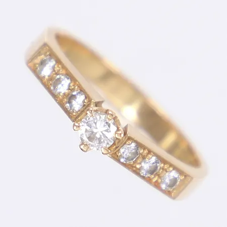 Ring med diamanter 1x0,13, 6x0,03ct W/SI enl. gravyr, stl 17½, bredd 3-4mm, 18K Vikt: 4 g