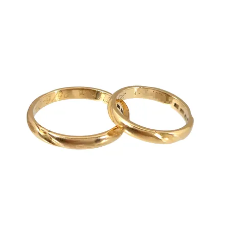 Ringar, 18K guld, två st, Ø 16¾ mm och 20¼ mm, gravyrer Vikt: 7,6 g