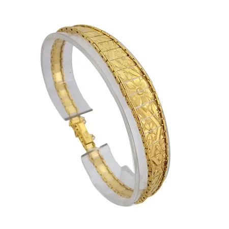 Armband, 18K guld, mönstrad dekor av bl.a. blommor, inre mått 18,5 cm, bredd 6-12 mm, säkerhetskedja, återsäljare (J.P) Joh. Petterssons Eftr Juvelerar Ab i Stockholm, kontrollstämpel, fint skick  Vikt: 11,5 g