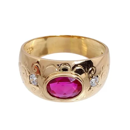 Ring, 18K guld, mönstrad dekor, röd Spinell & Cubic Zirconia, Ø17¾ mm, bredd 5-9,5 mm, Kalmar Guldsmedsaffär, stenar utan anmärkning, fint skick  Vikt: 4,2 g