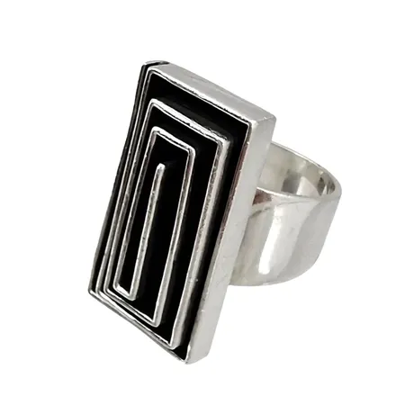 Ring, silver 925/1000, geometriskt mönster, stor dekor (28x15 mm), kraftig modell, Ø17¾ mm, bredd 6,5-28 mm, tillverkarstämpel EXIGN Vikt: 17,5 g