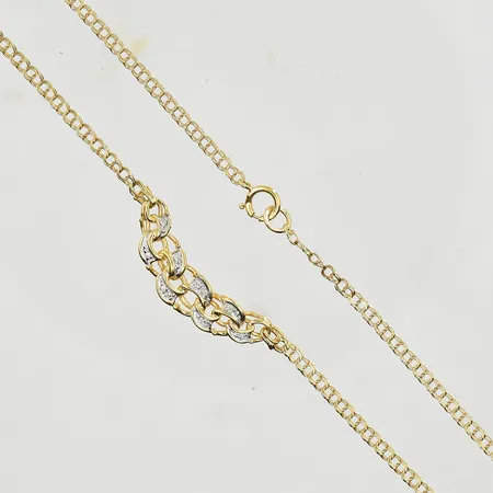 Collier Bismarck med diamanter, längd 42½ cm, bredd 2-7 mm, 18K. Vikt: 5,1 g