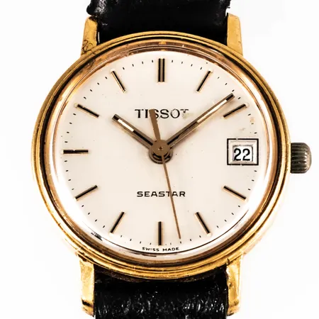 Damur, Tissot Seastar i 18K guld. Boett Ø 22 mm, datum, gravyr "För nit och redlighet...", defekt läderband. Går ej, batteribyte krävs? Bruttovikt: 14,1g. 