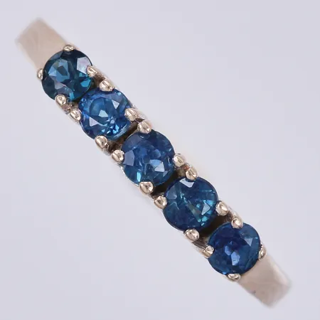 Ring med blåa stenar, stl: ca 17¾, bredd: ca 1,5-3mm, vitguld, 18K  Vikt: 1,7 g
