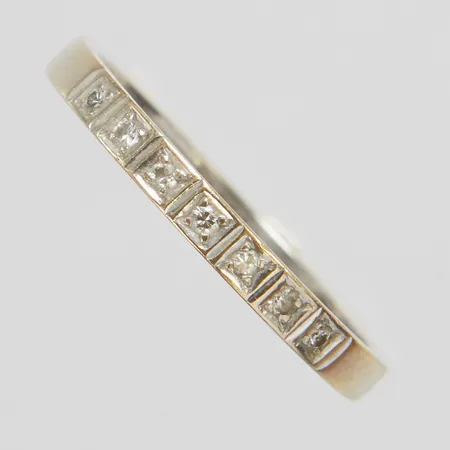 Alliansring, åttkantslipade diamanter 7 x ca 0,01ct, Ø16¾, bredd: 2-2,1mm, vitguld, behov av omrodiering, 18K Vikt: 2,1 g