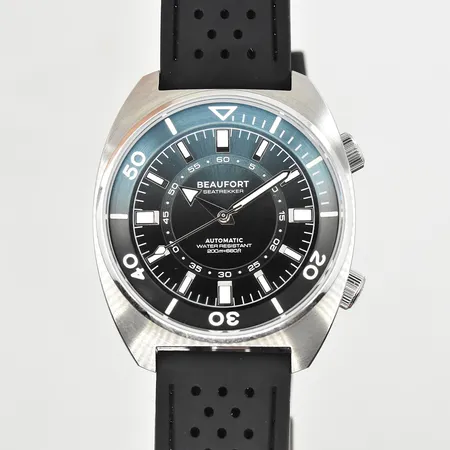 Herrur Beaufort Seatrekker, boett Ø39 mm, automat, stål, safirglas, vattentät 200m, invändig vridring, gummiband med viklås ej original, stållänk original medföljer, fint skick, blå/svart urtavla, swiss made, box.