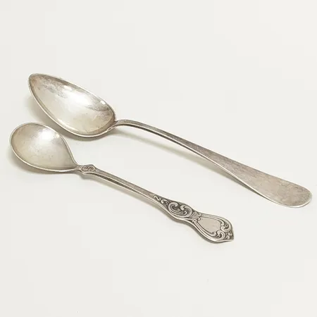 2 Skedar, olika modeller, A Frisch, repor, personlig gravyr, silver 830/1000  Vikt: 47,9 g