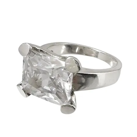 Ring, silver 925/1000, vit sten, Ø16¾ mm, bredd 2,5-13 mm, sten utan anmärkning, oidentifierad tillverkarstämpel, fint skick  Vikt: 7,3 g