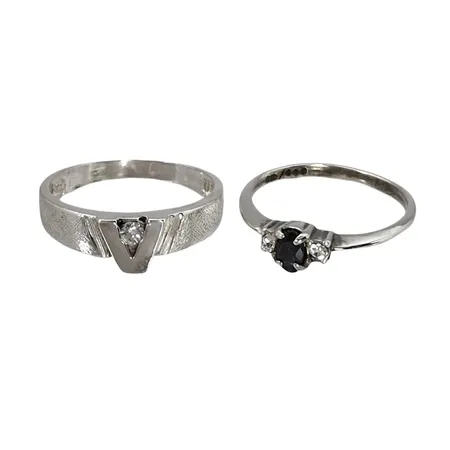 Ringar, 2 stycken, silver 925/1000, vita & blå stenar, Ø18,0-18¼ mm, tillverkare bl.a. MGH, stenar utan anmärkning, fint skick  Vikt: 4 g