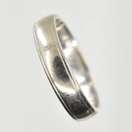 Ring, stl 17¼, bredd 4 mm, gravyr, vitguld, 18K. Vikt: 5,1 g