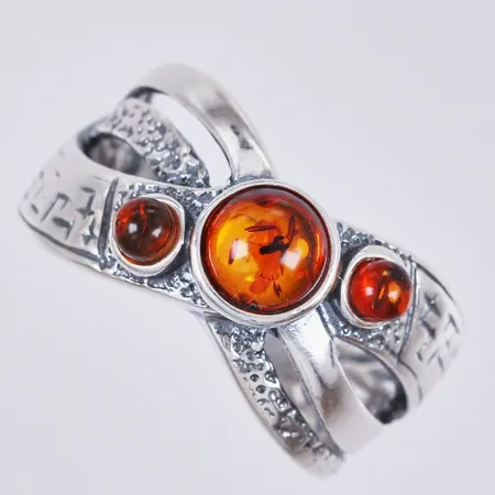 Ring med bärnsten, stl: 17¼, bredd: ca 4-11mm, silver 925/1000 Vikt: 5,1 g
