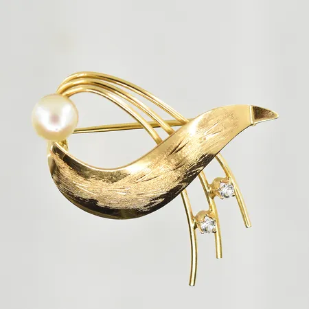 Brosch med odlad pärla Ø7 mm, längd 35 m, höjd 25 mm, 18K. Vikt: 5,6 g
