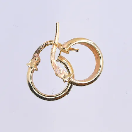 Ett par örhängen, Ø8 mm, bredd 3 mm, 18K. Vikt: 1,2 g