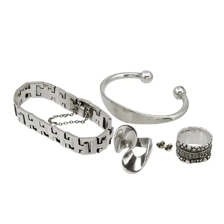 Silversmycken, merparten 925/1000, bruksmärken/defekter Vikt: 104,6 g