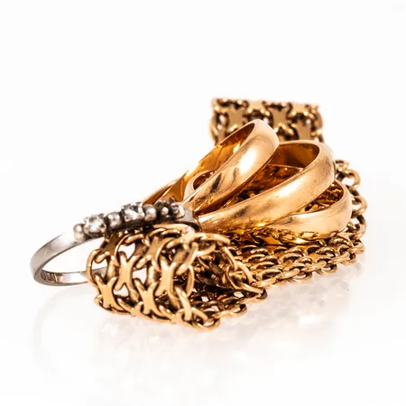Diverse defekt/graverat guld i 18K. Vikt: 30,9g. 