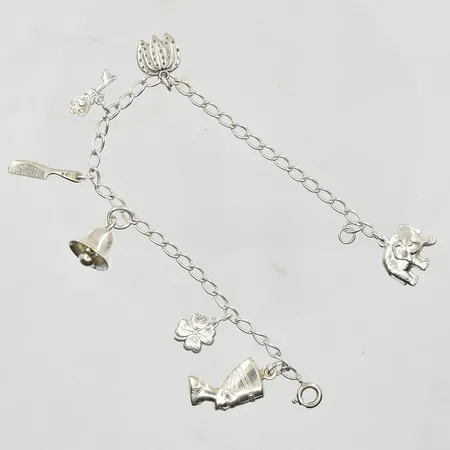 Armband med 7 berlocker, längd 16½ cm, länkens bredd 3 mm, silver. Vikt: 8,8 g