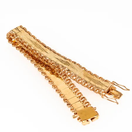Armband i 18K guld med matt och blank dekor. Det är 20 cm långt, 15 mm brett och väger 30,5g. Kistlås. 