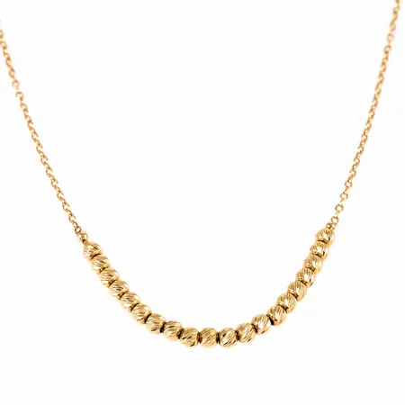 Colliér i 18K guld. Ankarlänk med fasetterade kulor Ø 2,5 mm. Det är 43,5/46,5 cm långt, 1,1 - 2,5 mm brett och väger 3,3g. Fint skick, framstår oanvänt. Karbinhake. GHA, 750.