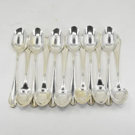 12 skedar, modell Haga, längd 11½ cm, namngravyr på skaften, 830/1000 silver. Vikt: 122,5 g