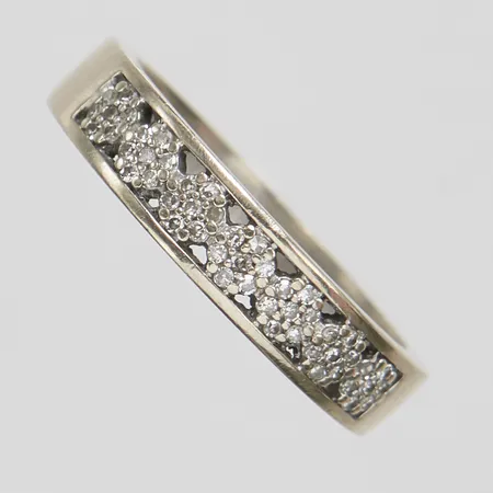 Alliansring, åttkantslipade diamanter 49 x ca 0,0005ct, Ø18¼, bredd: 3,8-4,5mm, vitguld, behov av omrodiering, repor, GHA, 18K Vikt: 4,6 g