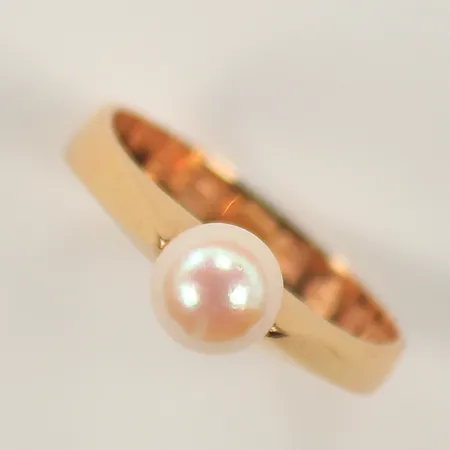 Ring med pärla, stl 19, bredd 2-4mm, 18K Vikt: 3,9 g