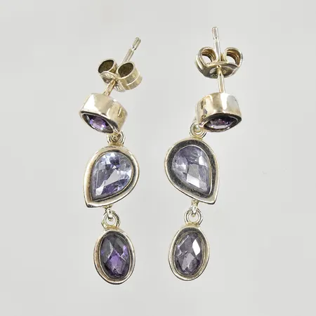 Ett par örhängen med lila stenar, längd 28 mm, 925/1000 silver. Vikt: 4,8 g