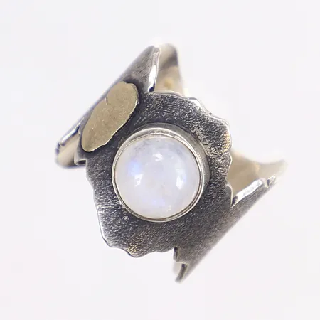 Ring med vit sten troligen vit labradorit, stl 19, bredd 9-18mm, förgylld detalj, silver 925/1000 Vikt: 8,7 g