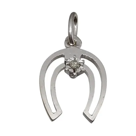 Hänge Hästsko, 18K vitguld, Diamant 0,005ct, svensk kontrollstämpel, längd inkl. ögla 17 mm, bredd 10 mm, fint skick Vikt: 0,8 g