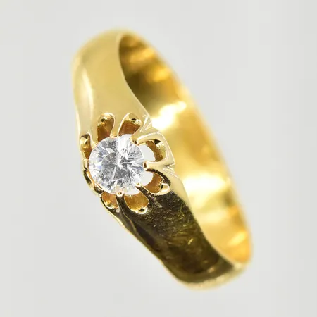 Ring med vit sten, stl 18¾, bredd 4-6 mm, gravyr, 18K+23K. Vikt: 4,1 g