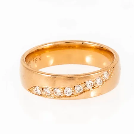 Ring i 18K guld med 8 x 0,02ct briljantslipade diamanter. Den är i storlek 16½, är 5 mm bred och väger 5,1g. Stenstorlek 0,16ct ingraverad. Stämplad SCH (Schalins Ringar, Östersund), 18K & kattfot. 
