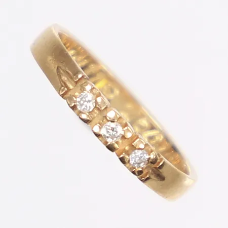 Ring med diamanter 3x ca 0,02ct, stl 15¾, bredd 2,5mm, gravyr, 18K Vikt: 2 g