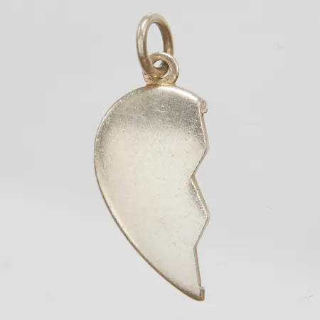 Silverhänge, brythjärta, 26,2x10mm, flertal nagg, 830/1000  Vikt: 2 g