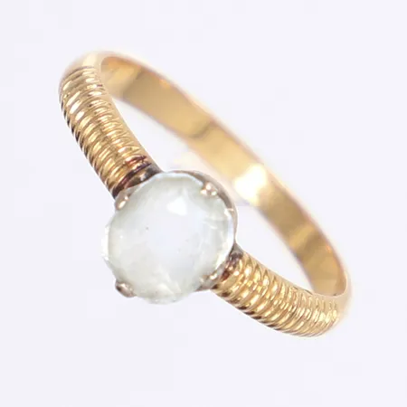 Ring med vit sten, stl 17¼, bredd 2-7mm, 18K Vikt: 2,2 g
