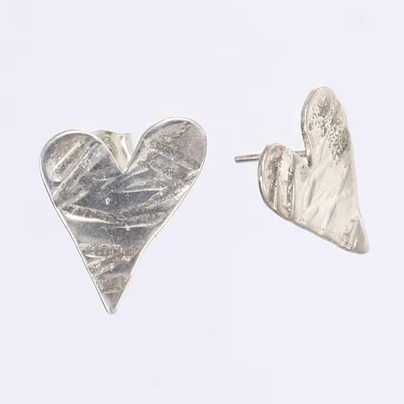 Ett par örhängen, hjärtan, hamrad dekor, 18x16mm, saknar en snurrebuss, silver 925/1000 Vikt: 3 g