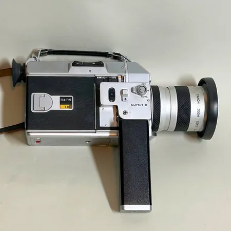 Filmkamera Canon Super 8, zoom 7,5-60mm 1:1,4, väska, lampa, film i + en extra, troligen gamla, ej funktionstestad Vikt: 0 g Skickas med postpaket.