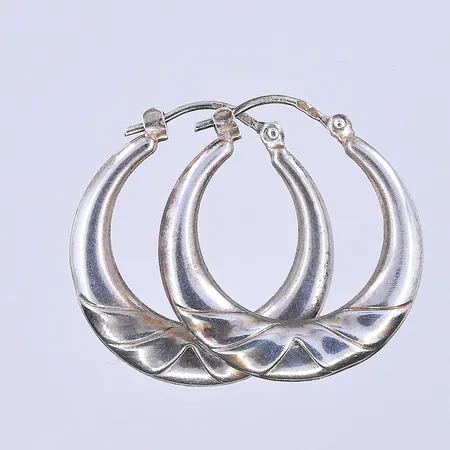 Ett par örhängen, Ø16 mm, bredd 4 mm, silver 830/1000. Vikt: 3,2 g
